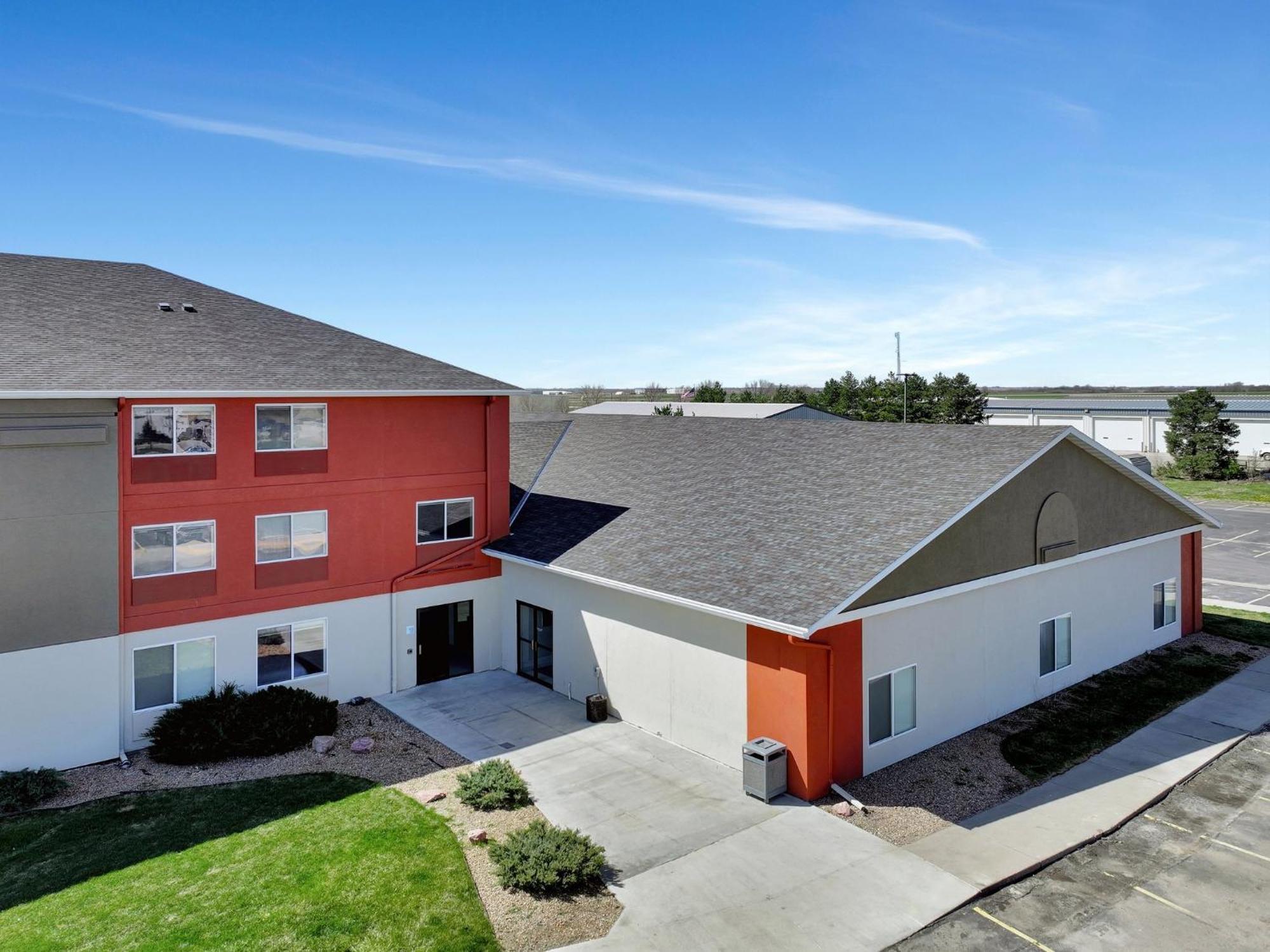 Holiday Inn Express Hotel & Suites Beatrice By Ihg Exterior photo
