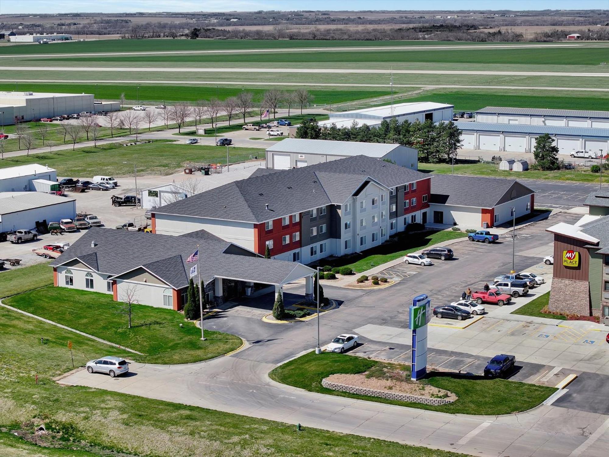 Holiday Inn Express Hotel & Suites Beatrice By Ihg Exterior photo